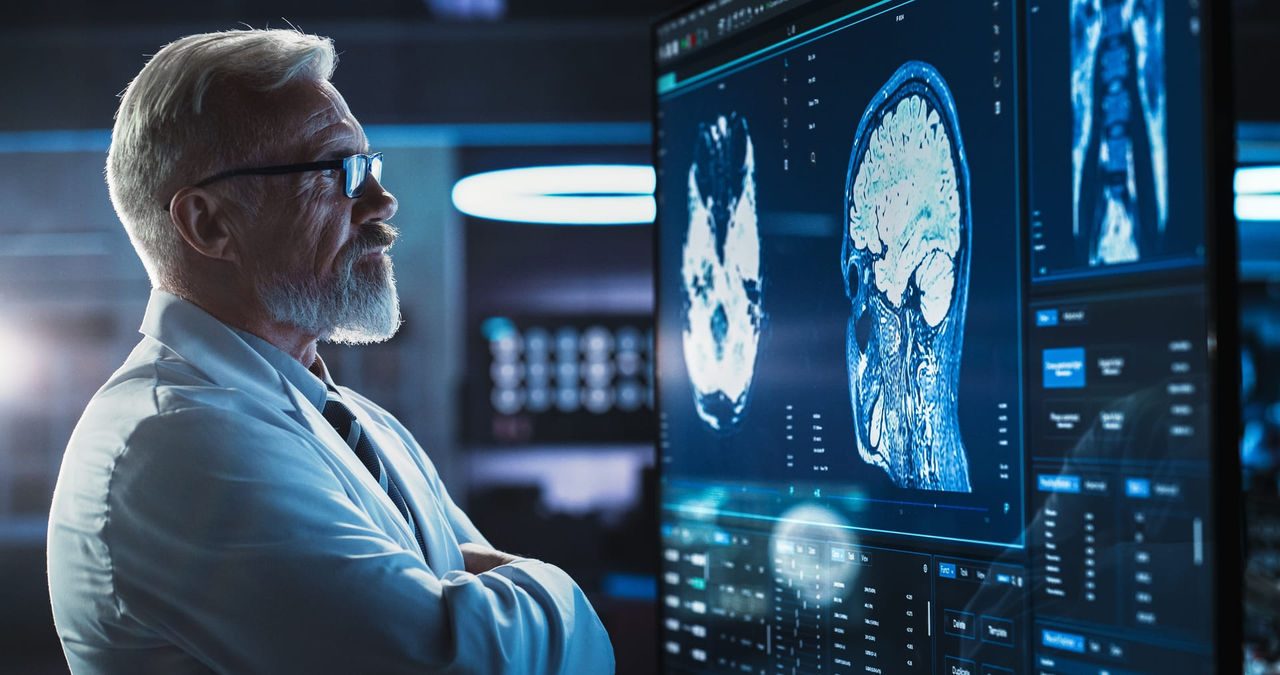 Homem de pe vendo a foto de uma radiografia