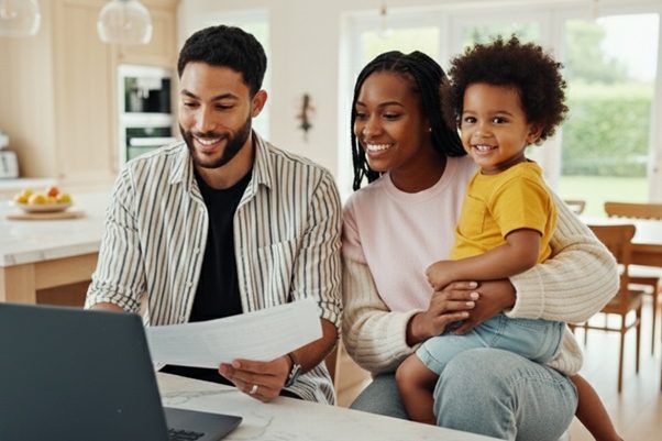 familia de homem e mulher negros com uma criança no colo