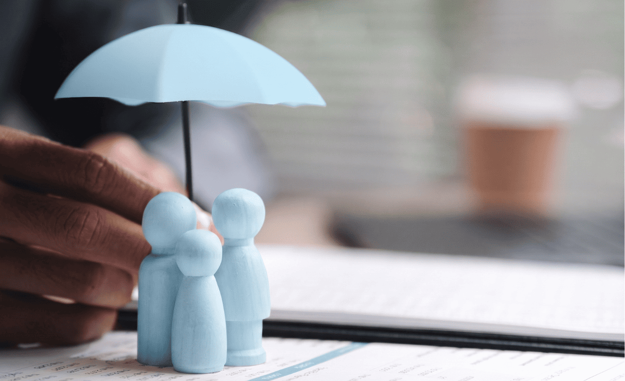 Guarda-chuva protegendo uma família, simbolizando a proteção do seguro de vida