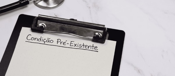 Imagem de uma prancheta com papel escrito "Condição Pré existente"