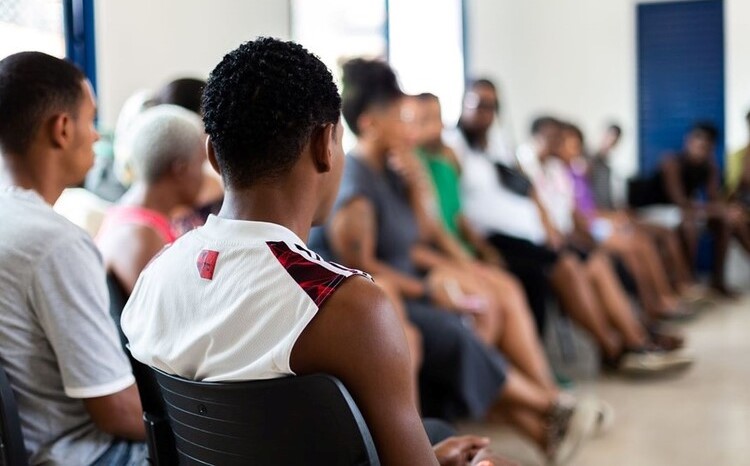 Jovens sentados ouvindo palestra