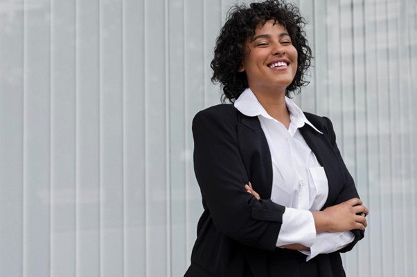 mulher de braços cruzados sorrindo