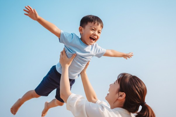 Mae brincando com filho